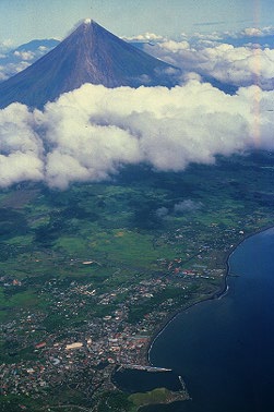 Mayon.jpg (27578 octets)