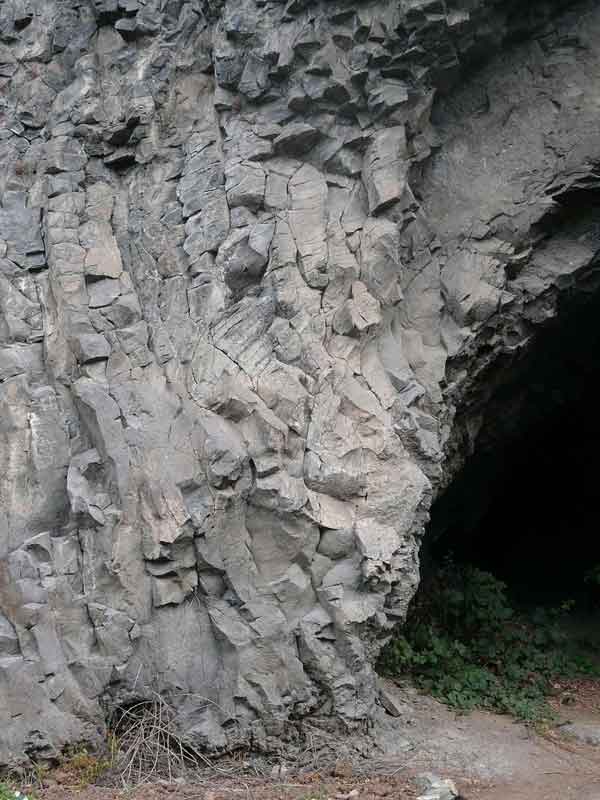 Tunnel delave bordure gauche de l'entrée
